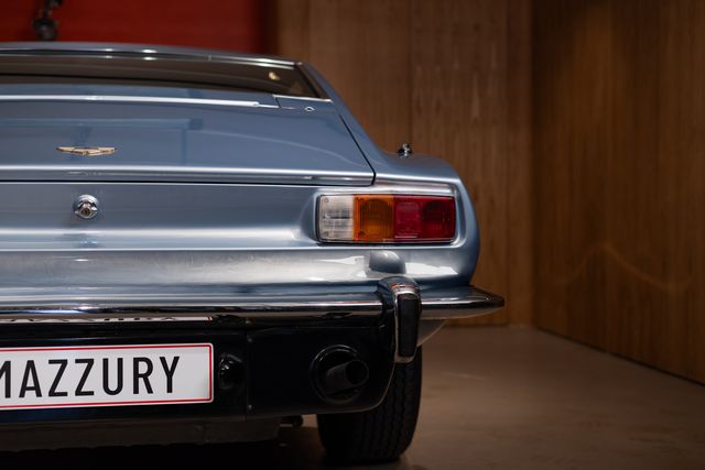 Aston Martin AM V8