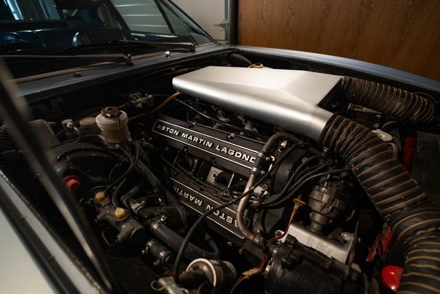 Aston Martin AM V8