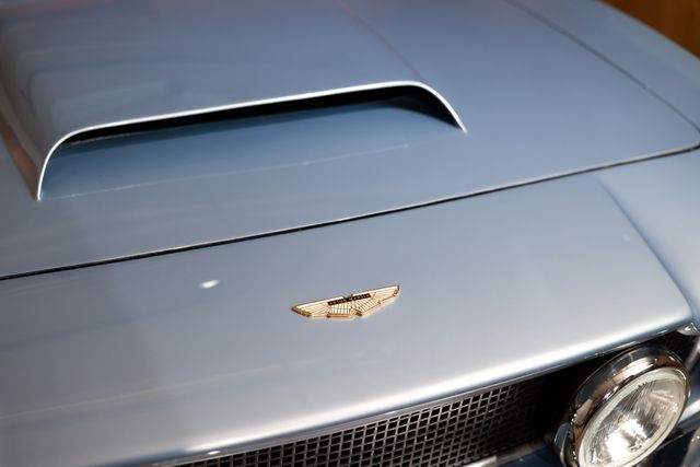 Aston Martin AM V8