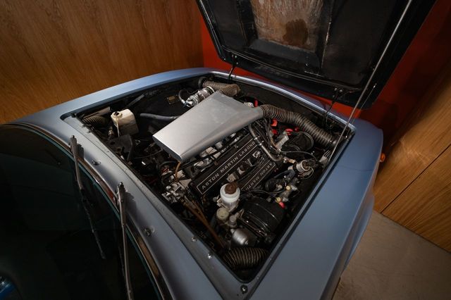 Aston Martin AM V8
