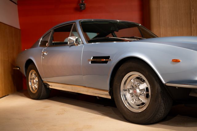 Aston Martin AM V8