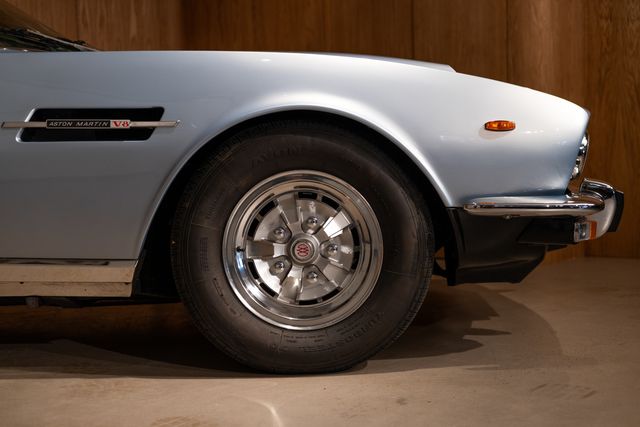 Aston Martin AM V8