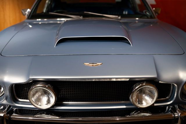 Aston Martin AM V8