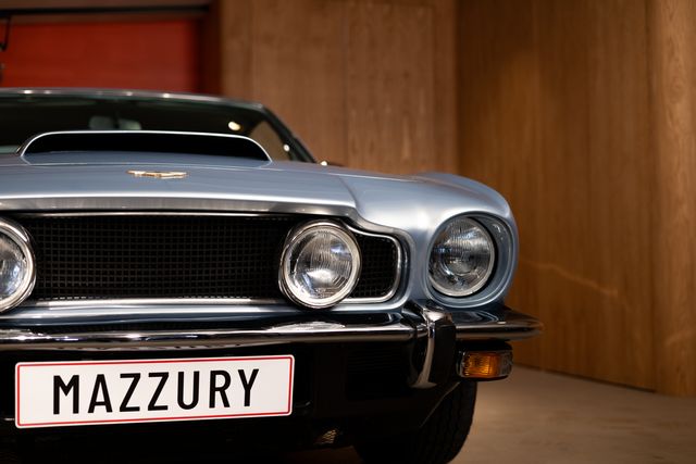 Aston Martin AM V8